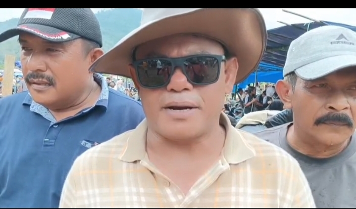 Kades Perentak Jhon Faizer bersama Kades lainnya 