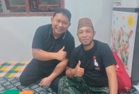 Kasat Reskrim Polres Pamekasan AKP Yoyok Hardianto, saat menjenguk Zaini Wer Wer di kediamannya, Pademawu, Pamekasan, Minggu (22/2/2026).