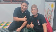 Kasat Reskrim Polres Pamekasan AKP Yoyok Hardianto, saat menjenguk Zaini Wer Wer di kediamannya, Pademawu, Pamekasan, Minggu (22/2/2026).