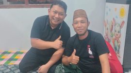 Kasat Reskrim Polres Pamekasan AKP Yoyok Hardianto, saat menjenguk Zaini Wer Wer di kediamannya, Pademawu, Pamekasan, Minggu (22/2/2026).