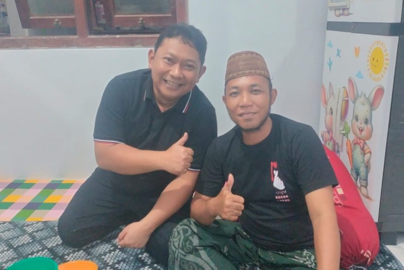 Kasat Reskrim Polres Pamekasan AKP Yoyok Hardianto, saat menjenguk Zaini Wer Wer di kediamannya, Pademawu, Pamekasan, Minggu (22/2/2026).