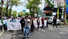 Aktivis Lingkar Melati melakukan aksi demonstrasi ke kantor Bea Cukai Madura, Senin(23/02/2026). 