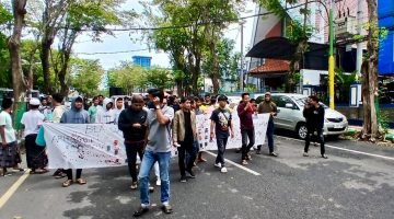 Aktivis Lingkar Melati melakukan aksi demonstrasi ke kantor Bea Cukai Madura, Senin(23/02/2026). 