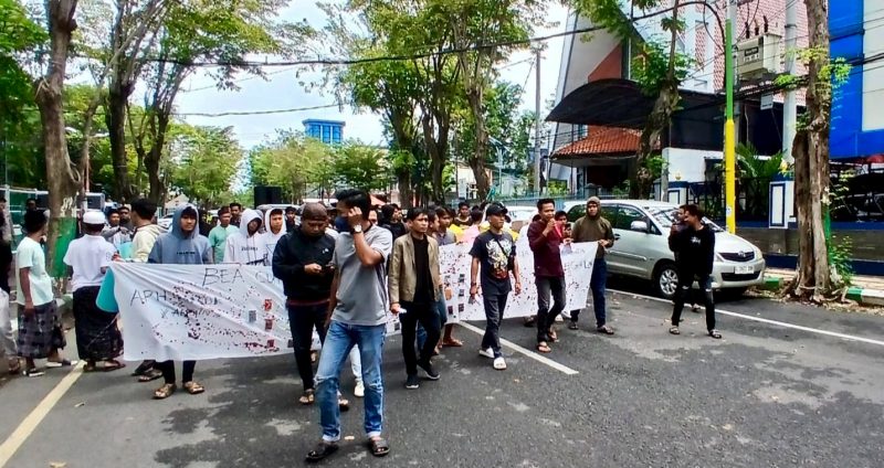 Aktivis Lingkar Melati melakukan aksi demonstrasi ke kantor Bea Cukai Madura, Senin(23/02/2026). 