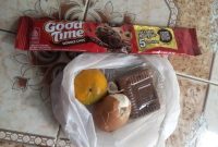 Menu Program Makan Bergizi Gratis (MBG) SDN Desa Potoan Daja 1 Kecamatan Palengaan, Kabupaten Pamekasan yang terdiri dari biskuit, jeruk, telur rebus, dan kue, menuai sorotan warga.