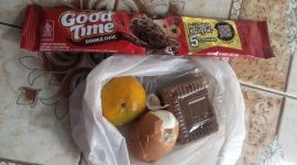 Menu Program Makan Bergizi Gratis (MBG) SDN Desa Potoan Daja 1 Kecamatan Palengaan, Kabupaten Pamekasan yang terdiri dari biskuit, jeruk, telur rebus, dan kue, menuai sorotan warga.