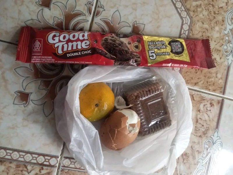 Menu Program Makan Bergizi Gratis (MBG) SDN Desa Potoan Daja 1 Kecamatan Palengaan, Kabupaten Pamekasan yang terdiri dari biskuit, jeruk, telur rebus, dan kue, menuai sorotan warga.