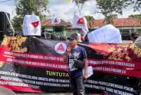 Ketua Forkot, Samsul Arifin melakukan orasi di depan kantor DPRD Pamekasan, kamis (05/02/2026).