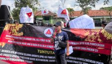 Ketua Forkot, Samsul Arifin melakukan orasi di depan kantor DPRD Pamekasan, kamis (05/02/2026).