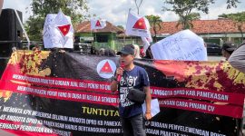 Ketua Forkot, Samsul Arifin melakukan orasi di depan kantor DPRD Pamekasan, kamis (05/02/2026).