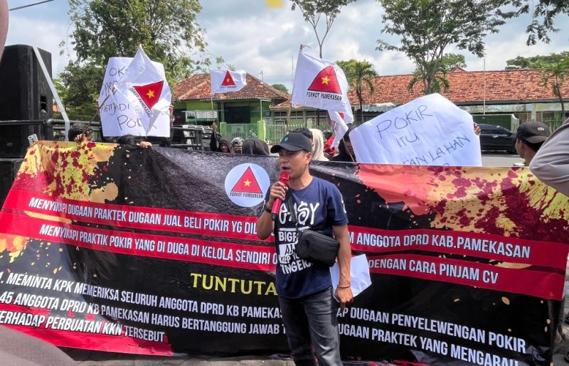 Ketua Forkot, Samsul Arifin melakukan orasi di depan kantor DPRD Pamekasan, kamis (05/02/2026).