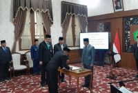 Drs. Taufikurrachman dilantik menjadi Sekda Pamekasan di Peringgitan dalam rumah dinas bupati, kamis (26/02/2026).