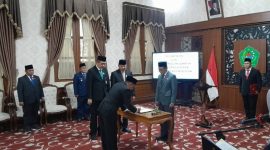 Drs. Taufikurrachman dilantik menjadi Sekda Pamekasan di Peringgitan dalam rumah dinas bupati, kamis (26/02/2026).