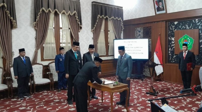 Drs. Taufikurrachman dilantik menjadi Sekda Pamekasan di Peringgitan dalam rumah dinas bupati, kamis (26/02/2026).