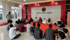 Anggota DPR RI komisi VIII, Hj. Ansari saat menghadiri penutupan Tadarus Ramadan 2026 M/1447 H yang digelar DPC Partai Demokrasi Indonesia Perjuangan Kabupaten Pamekasan, Ahad (15/3/2026) sore.