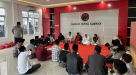 Anggota DPR RI komisi VIII, Hj. Ansari saat menghadiri penutupan Tadarus Ramadan 2026 M/1447 H yang digelar DPC Partai Demokrasi Indonesia Perjuangan Kabupaten Pamekasan, Ahad (15/3/2026) sore.