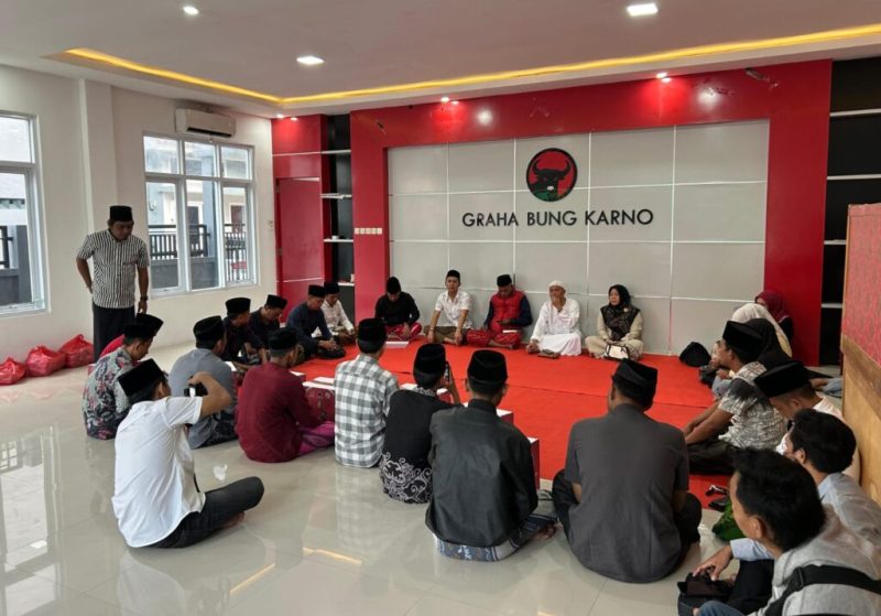 Anggota DPR RI komisi VIII, Hj. Ansari saat menghadiri penutupan Tadarus Ramadan 2026 M/1447 H yang digelar DPC Partai Demokrasi Indonesia Perjuangan Kabupaten Pamekasan, Ahad (15/3/2026) sore.