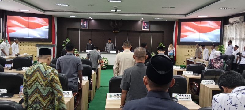 Rapat paripurna DPRD Kabupaten Pamekasan membahas jawaban Bupati atas pandangan fraksi terkait empat Raperda strategis, termasuk transformasi digital dan penguatan tata kelola pemerintahan daerah.
