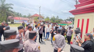 Massa geruduk polres Sarolangun 