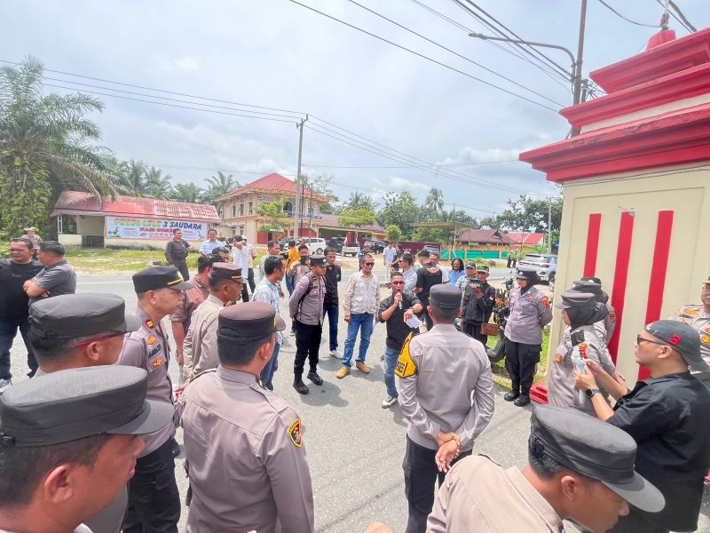 Massa geruduk polres Sarolangun 