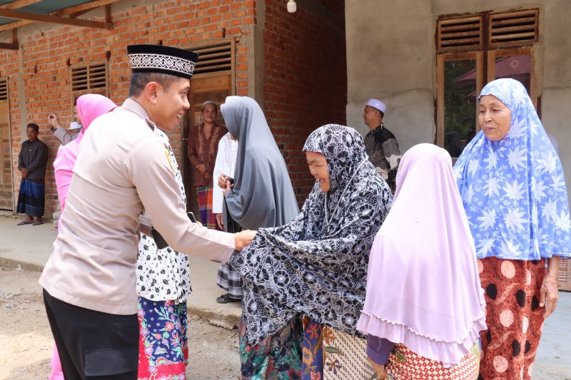 Kapolres Merangin salaman dengan payi jumpo