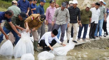 Gubernur Jambi lepas benih ikan Duskominfo Provinsi Jambi/Sapra Wintani/Foto: Novriansah/Video: Erik Sutriedi, Wo Zalli/Driver: Apriadi