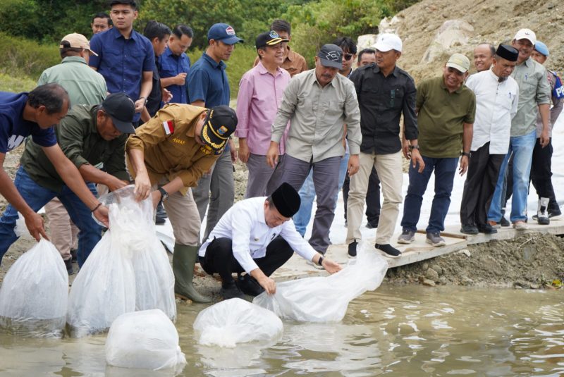Gubernur Jambi lepas benih ikan Duskominfo Provinsi Jambi/Sapra Wintani/Foto: Novriansah/Video: Erik Sutriedi, Wo Zalli/Driver: Apriadi