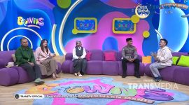 Bripda Moh. Amirul Mu’minin, anggota Satlantas Polres Pamekasan yang dikenal sebagai “Polisi Santri”, aktif menjadi bilal dan penggiat shalawat dalam berbagai kegiatan keagamaan di Pamekasan.