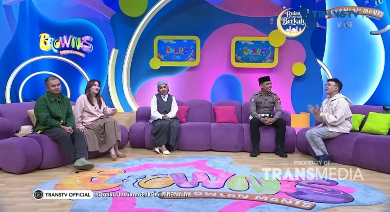 Bripda Moh. Amirul Mu’minin, anggota Satlantas Polres Pamekasan yang dikenal sebagai “Polisi Santri”, aktif menjadi bilal dan penggiat shalawat dalam berbagai kegiatan keagamaan di Pamekasan.