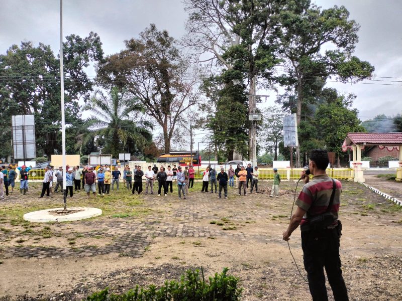 Warga demo kantor camat sungai bengkal 