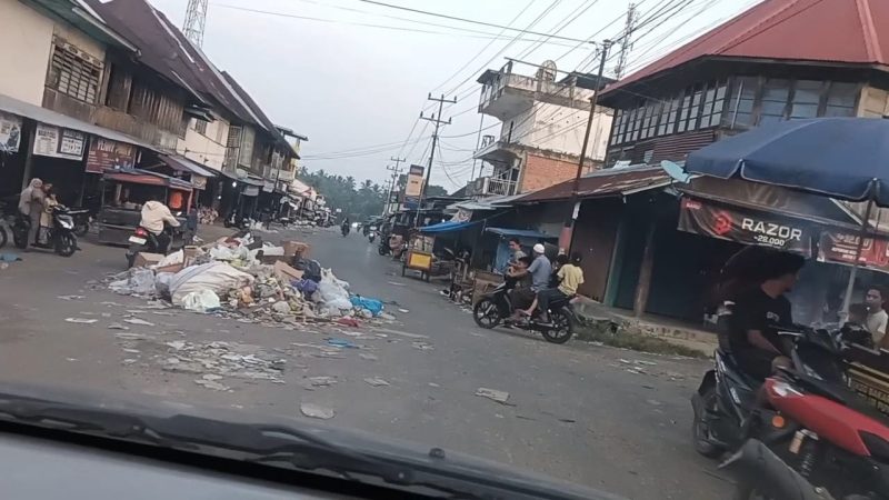 Tumpukan sampah Pasar Rantau Panjang Kecamatan Tabir 