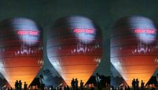 Balon Udara bertuliskan 