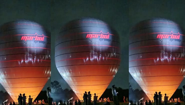 Balon Udara bertuliskan 