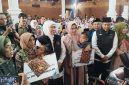 Gubernur Jawa Timur Khofifah Indar Parawansa secara simbolis menyerahkan bantuan sosial kepada masyarakat saat kegiatan Sapa Bansos Amaliyah Ramadan 1447 H di Bakorwil Pamekasan, Minggu (8/3/2026).