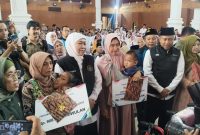 Gubernur Jawa Timur Khofifah Indar Parawansa secara simbolis menyerahkan bantuan sosial kepada masyarakat saat kegiatan Sapa Bansos Amaliyah Ramadan 1447 H di Bakorwil Pamekasan, Minggu (8/3/2026).