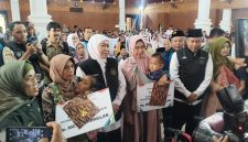 Gubernur Jawa Timur Khofifah Indar Parawansa secara simbolis menyerahkan bantuan sosial kepada masyarakat saat kegiatan Sapa Bansos Amaliyah Ramadan 1447 H di Bakorwil Pamekasan, Minggu (8/3/2026).
