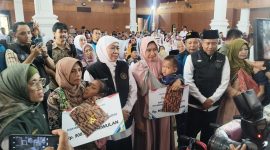 Gubernur Jawa Timur Khofifah Indar Parawansa secara simbolis menyerahkan bantuan sosial kepada masyarakat saat kegiatan Sapa Bansos Amaliyah Ramadan 1447 H di Bakorwil Pamekasan, Minggu (8/3/2026).