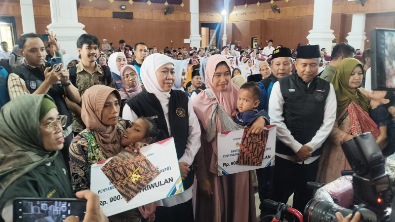Gubernur Jawa Timur Khofifah Indar Parawansa secara simbolis menyerahkan bantuan sosial kepada masyarakat saat kegiatan Sapa Bansos Amaliyah Ramadan 1447 H di Bakorwil Pamekasan, Minggu (8/3/2026).