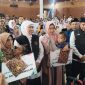 Gubernur Jawa Timur Khofifah Indar Parawansa secara simbolis menyerahkan bantuan sosial kepada masyarakat saat kegiatan Sapa Bansos Amaliyah Ramadan 1447 H di Bakorwil Pamekasan, Minggu (8/3/2026).