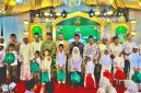 Founder yayasan Bani Insan Peduli, Ali Zainal Abidin (tengah) memberikan santunan kepada anak yatim di kabupaten Pamekasan, Jumat (6/3/2026).