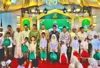 Founder yayasan Bani Insan Peduli, Ali Zainal Abidin (tengah) memberikan santunan kepada anak yatim di kabupaten Pamekasan, Jumat (6/3/2026).