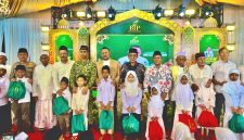 Founder yayasan Bani Insan Peduli, Ali Zainal Abidin (tengah) memberikan santunan kepada anak yatim di kabupaten Pamekasan, Jumat (6/3/2026).