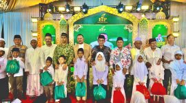 Founder yayasan Bani Insan Peduli, Ali Zainal Abidin (tengah) memberikan santunan kepada anak yatim di kabupaten Pamekasan, Jumat (6/3/2026).