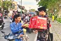 Mahasiswa IDB Pamekasan membagikan takjil kepada pengendara di simpang tiga Gurem, Patemon, Pamekasan, Jumat (6/3/2026).