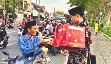Mahasiswa IDB Pamekasan membagikan takjil kepada pengendara di simpang tiga Gurem, Patemon, Pamekasan, Jumat (6/3/2026).