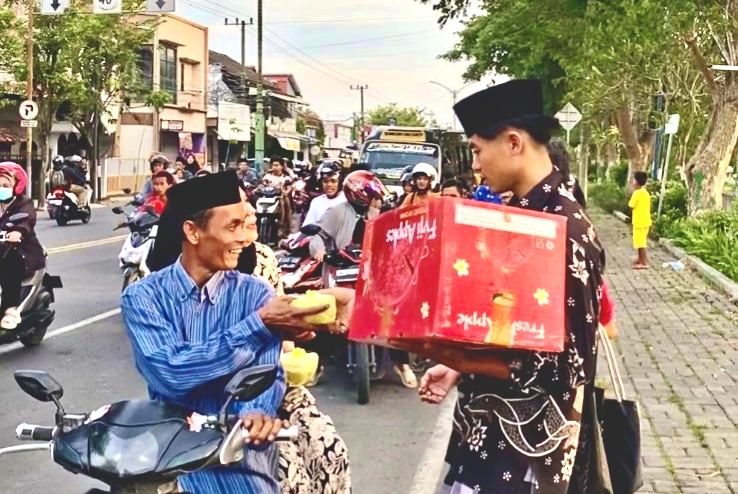 Mahasiswa IDB Pamekasan membagikan takjil kepada pengendara di simpang tiga Gurem, Patemon, Pamekasan, Jumat (6/3/2026).
