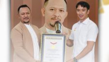 Founder yayasan Bani Insan Peduli (BIP) mendapatkan piagam penghargaan MURI.