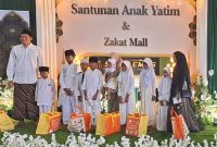 Owner Pandawa Tunggal, Ferry Purwanto memberikan santunan kepada anak yatim di gudang desa Duko Timur, Larangan, Pamekasan, Minggu (15/3/2026).