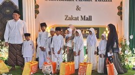 Owner Pandawa Tunggal, Ferry Purwanto memberikan santunan kepada anak yatim di gudang desa Duko Timur, Larangan, Pamekasan, Minggu (15/3/2026).