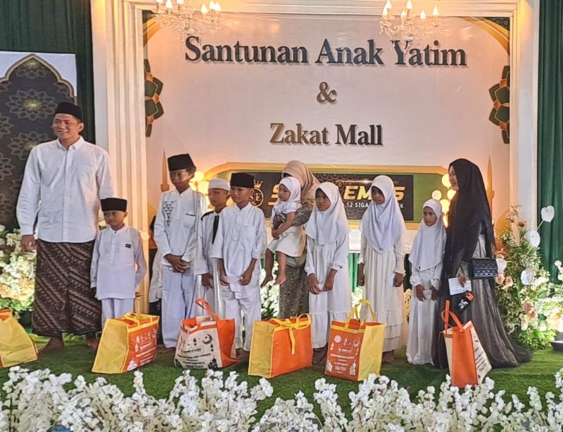 Owner Pandawa Tunggal, Ferry Purwanto memberikan santunan kepada anak yatim di gudang desa Duko Timur, Larangan, Pamekasan, Minggu (15/3/2026).